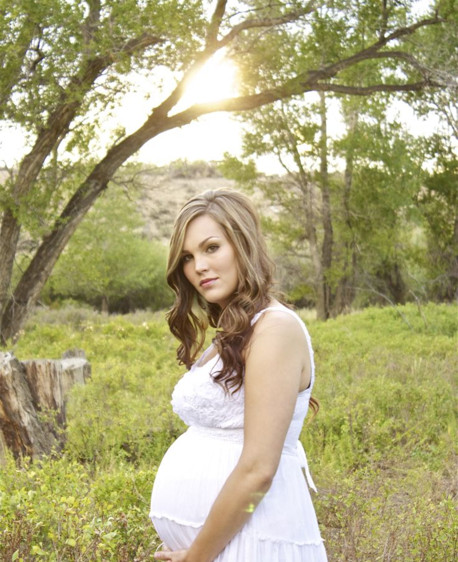 Elegant landmark maternity photoshoot capturing a glowing mother-to-be against iconic cityscapes, blending timeless beauty with modern urban charm.