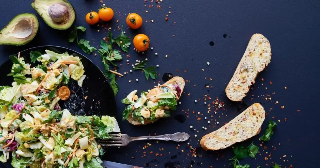 A collection of food photography tips displayed with images of delicious dishes.