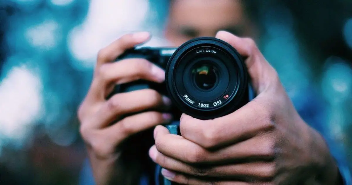 Key qualities of a top photographer: skill, creativity, and professionalism.