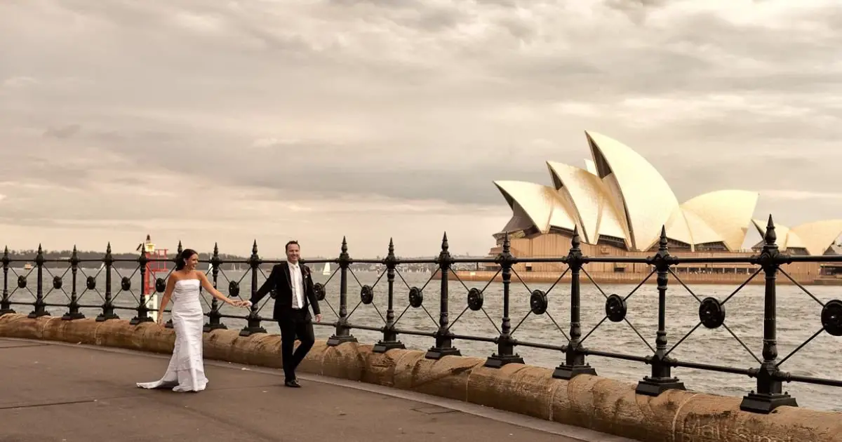 Top wedding photographers in Sydney capturing beautiful moments with stunning city backdrops and elegant compositions.